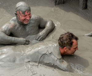 Deląg taplał się w błocie z przyjacielem