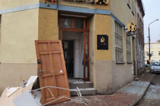 Bomba w banku w centrum Bierutowa. Włamywacze omal nie wysadzili kamienicy
