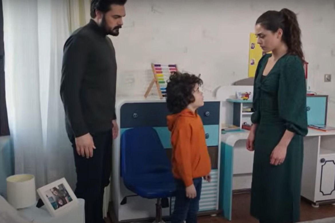 Seher i Yaman wejdą do pokoju, kiedy malec będzie realizował swój plan 