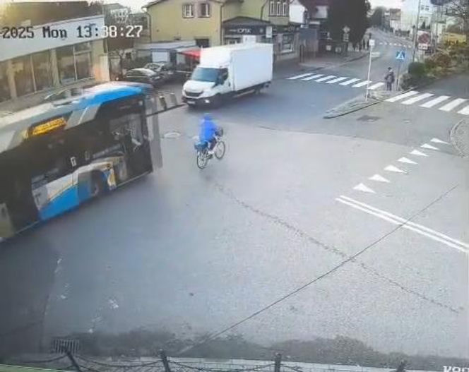 Autobus potrącił 74-letnią rowerzystkę