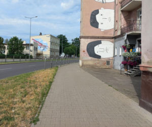 Kolorowy tarasik przy głównej ulicy w Lesznie. Pan Józef kocha surfinie!