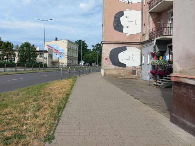 Kolorowy tarasik przy głównej ulicy w Lesznie. Pan Józef kocha surfinie!