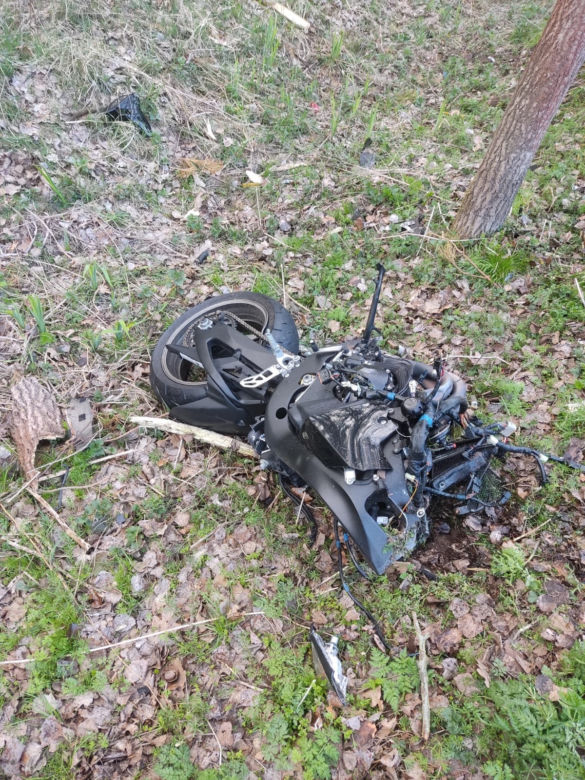 Wyszków. Przerażający widok! Motocykl rozerwany na części i złamane drzewo. Śmigłowiec zabrał kierowcę (ZDJĘCIA]