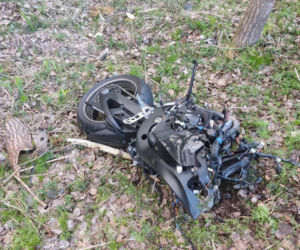Wyszków. Przerażający widok! Motocykl rozerwany na części i złamane drzewo. Śmigłowiec zabrał kierowcę (ZDJĘCIA]