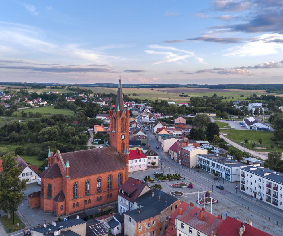 Panorama małego miasta z ceglanym kościołem. O projekcie obowiązkowych osiedli w gminach przeczytasz na Muratordom.