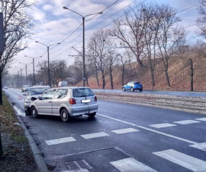 Śliska nawierzchnia daje się we znaki kierowcom - wypadek na Lubickiej