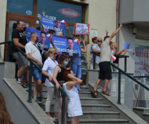 Zwolennicy Trzaskowskiego na wiecu Dudy