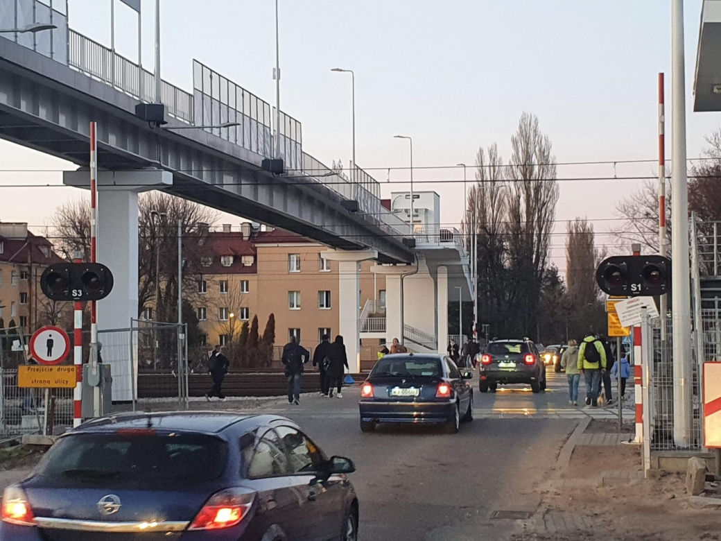  Takiego absurdu w Warszawie już dawno nie było. Mieszkańcy Pragi załamani po budowie kładki nad torami
