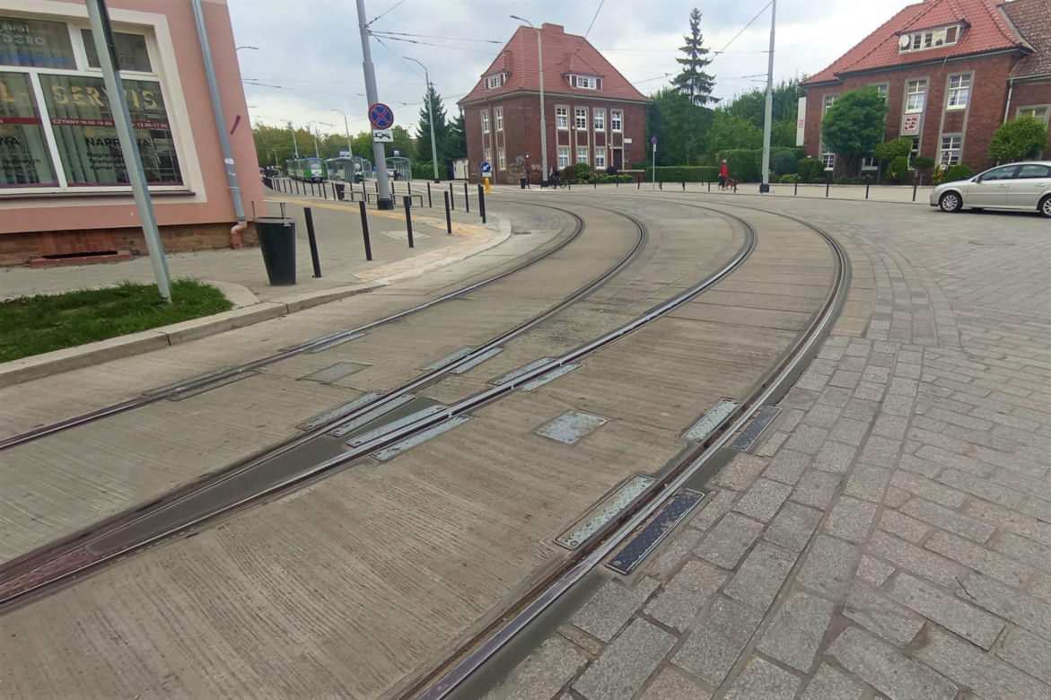 Krusząca się kostka brukowa na nowej pętli Dworzec Niebuszewo