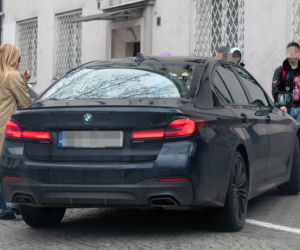 Monika Olejnik w piekielnie drogich ciuchach wsiada do BMW