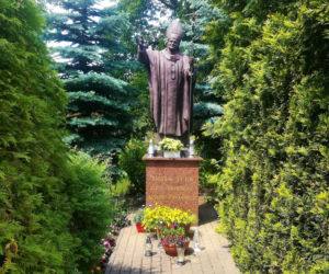 To jedno z najpiękniejszych miast w woj. łódzkim. Rośnie w nim dąb, pod którym miał odpoczywać Napoleon