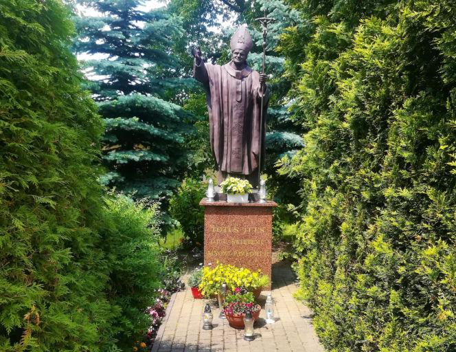 To jedno z najpiękniejszych miast w woj. łódzkim. Rośnie w nim dąb, pod którym miał odpoczywać Napoleon