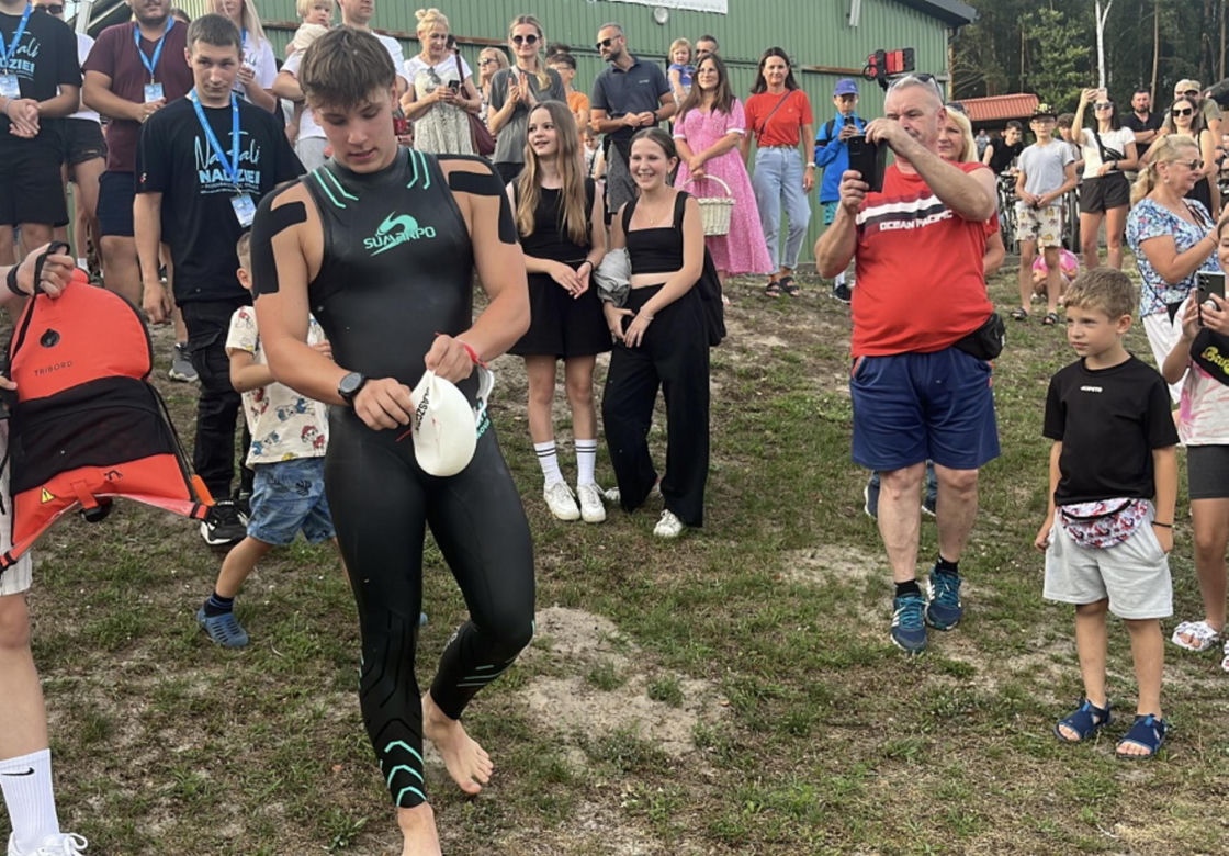 Damian Błaszczyk przez 44 godziny przepłynął 100 km pod zalewie Bojary pod Biłgorajem, kwestując w ten sposób dla 12-letniego ciężko chorego Adasia