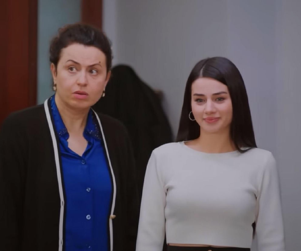 Cavidan i Bahar, zadowolone z domniemanego rozstania Sili i Kuzeya w serialu Miłość i nadzieja. Starsza kobieta z zaskoczoną miną, ubrana w granatową koszulę i czarny sweter, obok niej młodsza z subtelnym uśmiechem, w białym topie. Więcej o ich intrygach znajdziesz na Super Seriale.