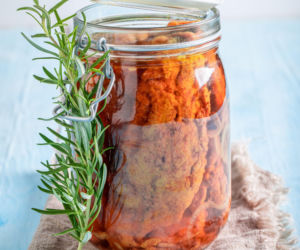 Kupiłeś rybę w promocji, zrób z niej nie tylko obiad. Ta ryba w marynacie urozmaici ci kolacje!