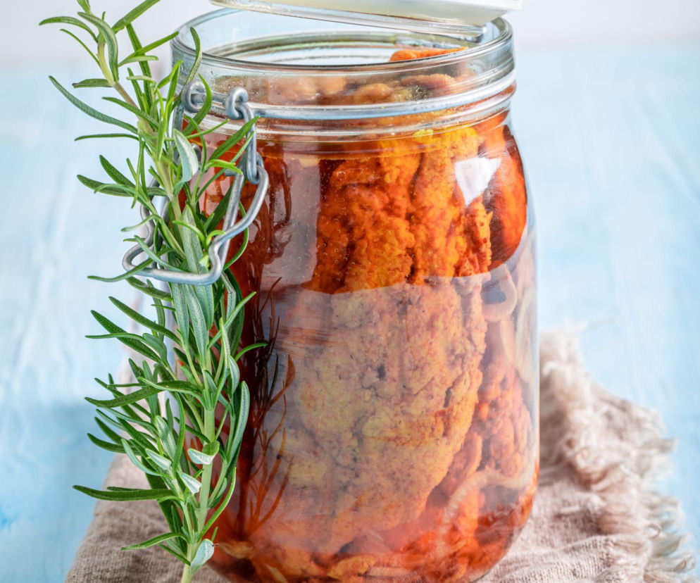 Kupiłeś rybę w promocji, zrób z niej nie tylko obiad. Ta ryba w marynacie urozmaici ci kolacje!