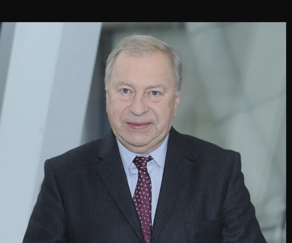 Aktor Jerzy Stuhr w ciemnej marynarce i bordowym krawacie. O ostatnich dniach artysty przeczytasz na SE.