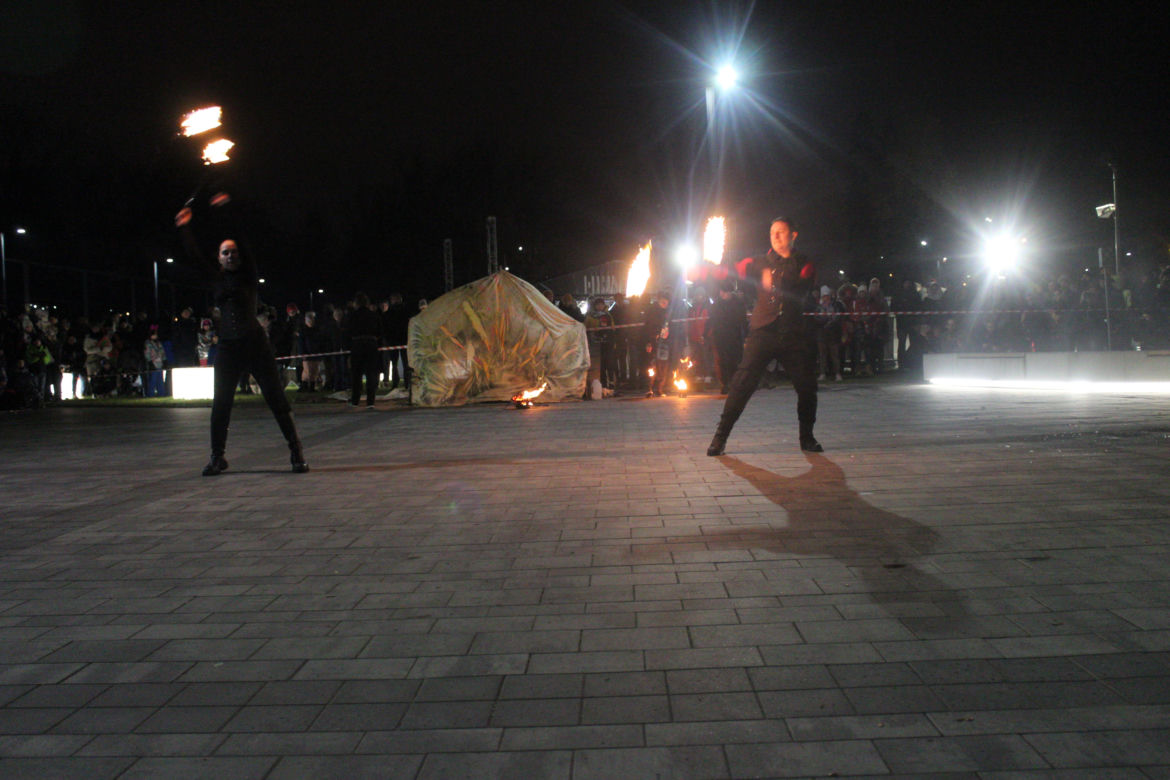 WOŚP 2023 w Krakowie: Fire Show w Nowej Hucie w wykonaniu grupy Spontan Fire