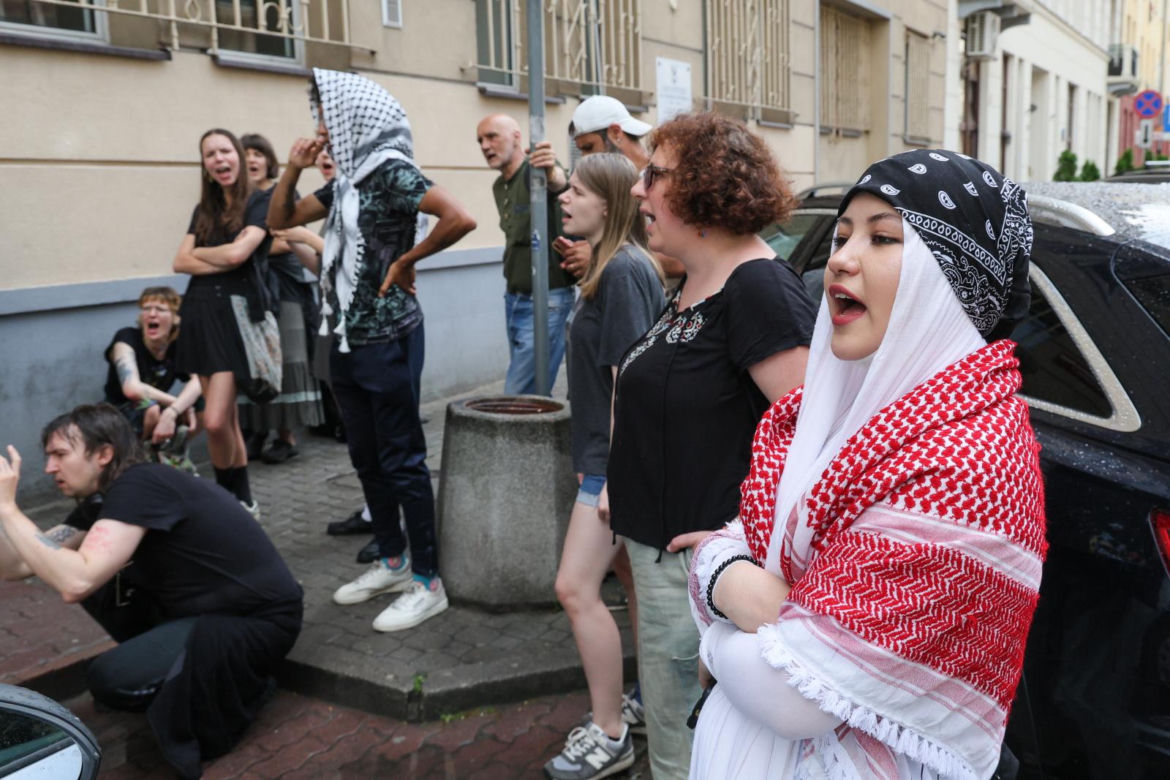 Protest pod komendą policji w Warszawie