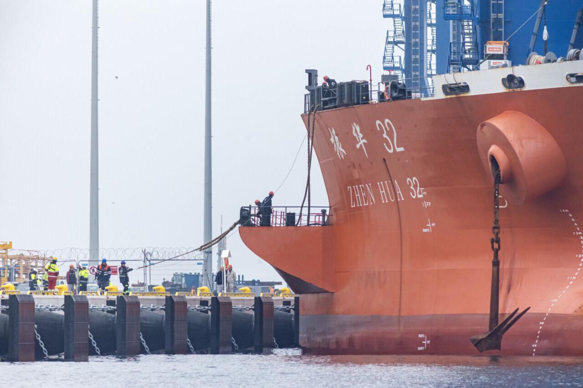 Gdańsk. Do nabrzeża Terminalu T3 na terenie Baltic Hub przybił statek Zhen Hua 32, na pokładzie którego do portu przypłynęły trzy ogromne suwnice przeznaczone do obsługi kontenerowców przy terminalu T3