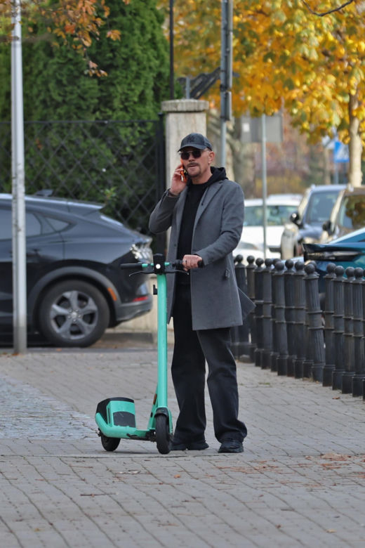 Krzysztof Ibisz z rodziną na spacerze