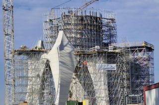 Miliarder buduje największy pomnik Matki Boskiej. Znamy ważną datę