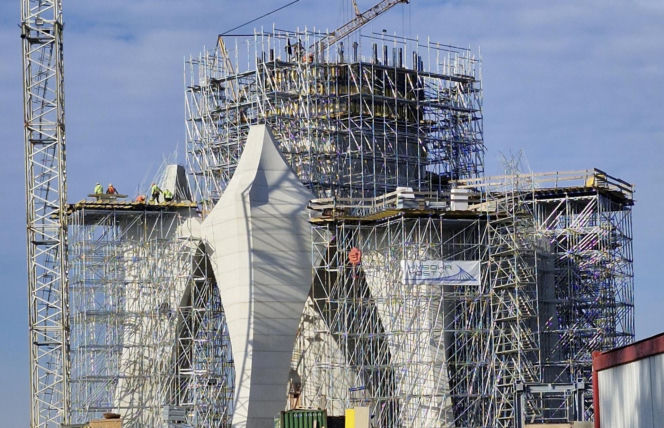 Budowa pomnika Matki Boskiej pod Kikołem daleko w polu. Na tablicy termin ukończenia, za dwa miesiące!
