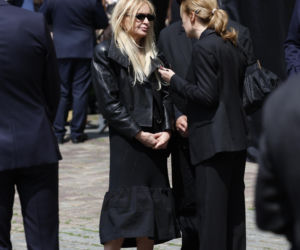Monika Olejnik na pogrzebie senatora Piesiewicza. Towarzyszył jej ukochany
