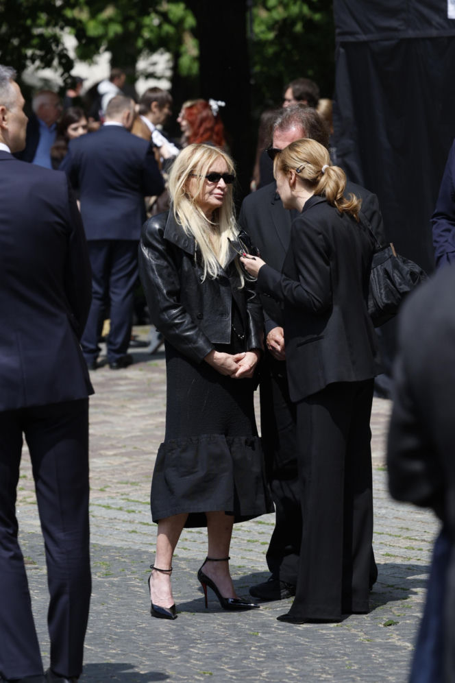 Monika Olejnik na pogrzebie senatora Piesiewicza. Towarzyszył jej ukochany
