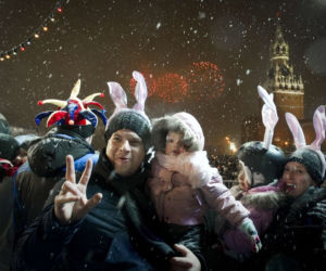 Sylwester 2010: Tysiące ludzi przywitało Nowy Rok na ulicach ZDJĘCIA!