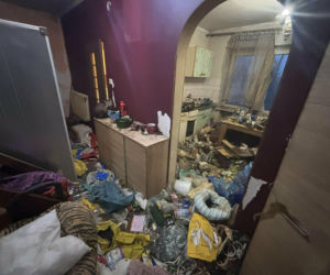 Piekło za zamkniętymi drzwiami. 18 zwierząt żyło wśród robactwa i śmieci!