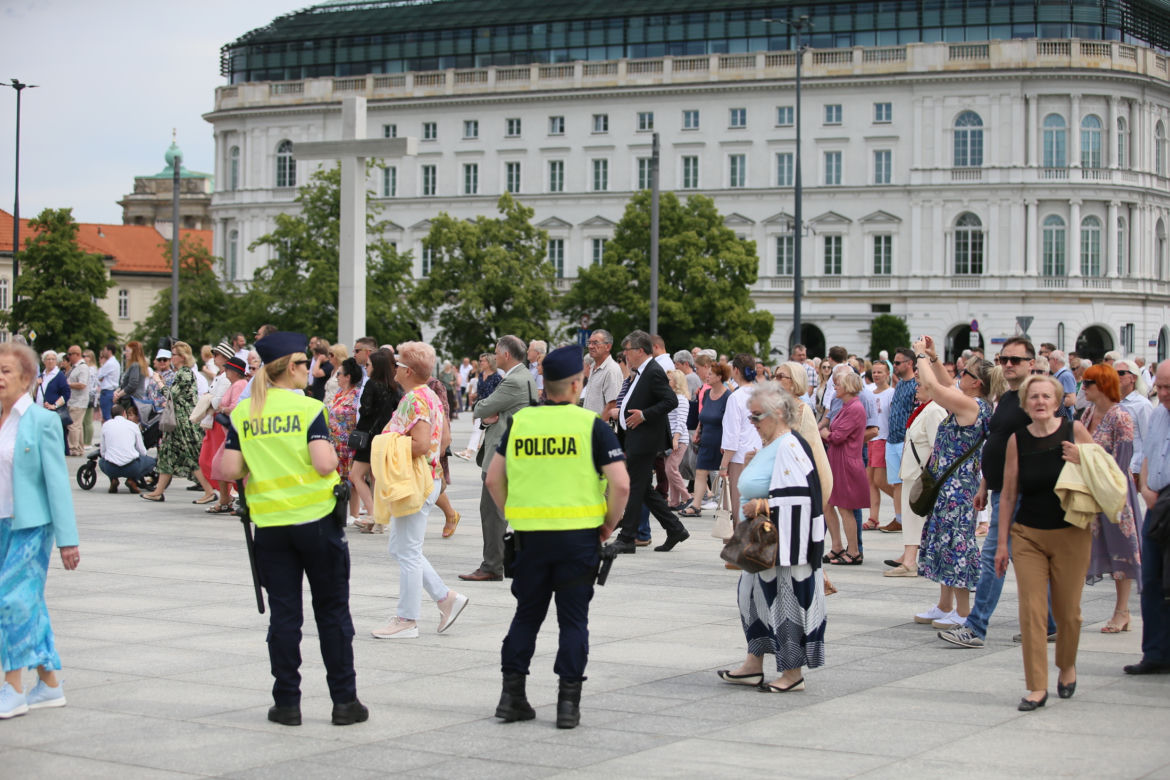 Centralna procesja Bożego Ciała w Warszawie. Ołtarze nawiązywały do wojny