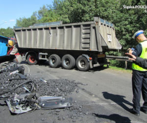 Tragiczny wypadek w Tychach. Ciężarówka z węglem przewróciła się na samochód osobowy. Jedna osoba nie żyje [ZDJĘCIA]