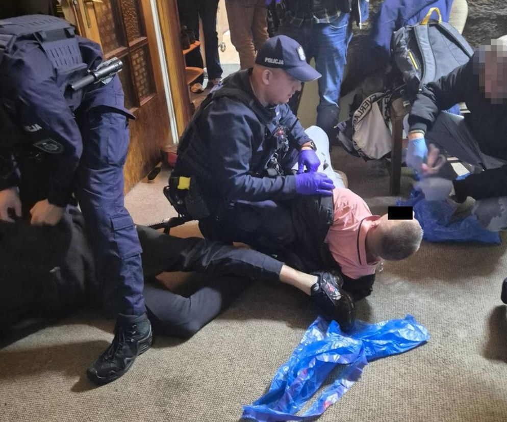 Uzbrojona banda napadła pracujących Ukraińców. Wtargnęli do sklepu i grozili śmiercią