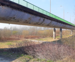Most w Ostrowie - mieszkańcy łamią zakaz i przekraczają przeprawę