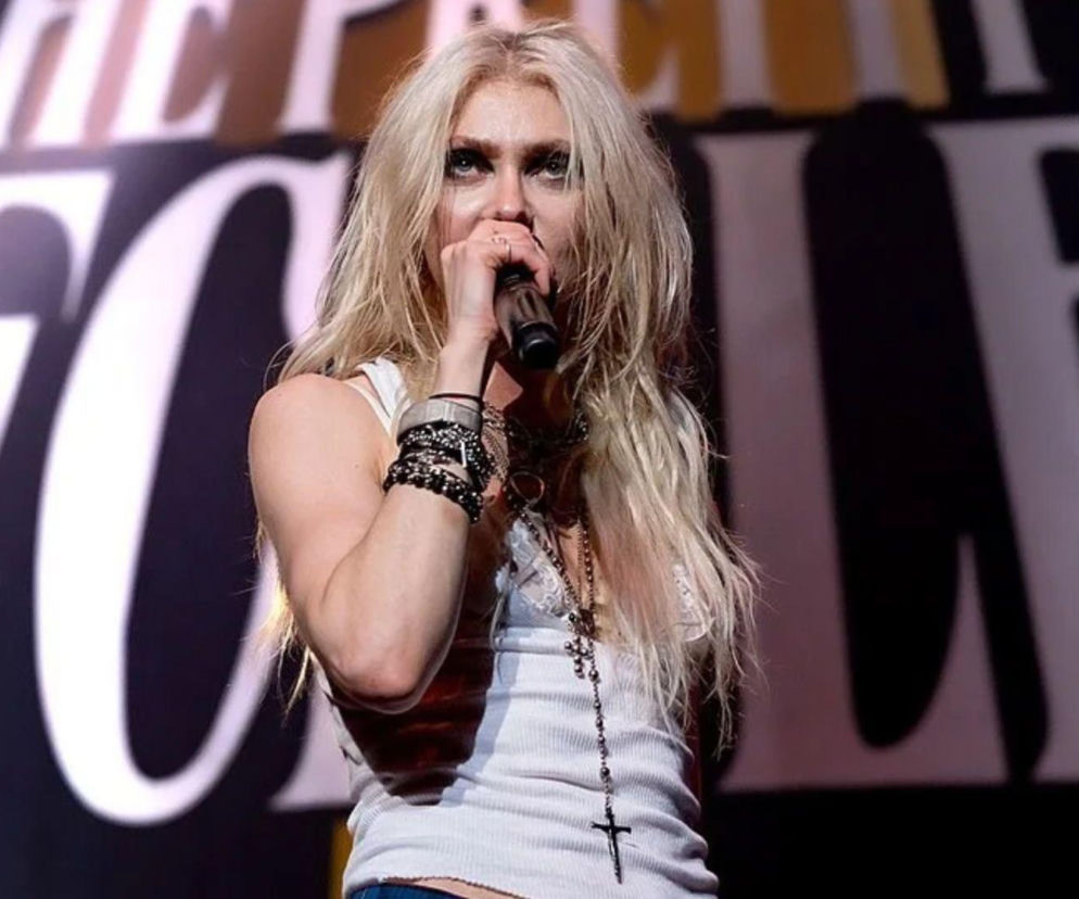 Wokalistka Taylor Momsen śpiewa do mikrofonu na scenie. O jej opinii na temat AI w muzyce przeczytasz na EskaRock.