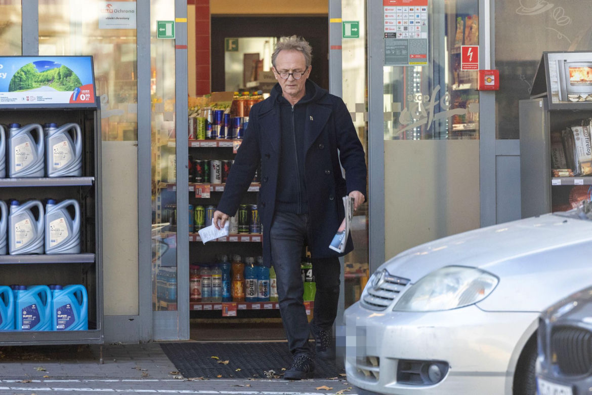 Andrzej Chyra obcine paznokcie na stacji