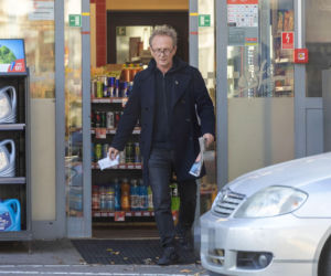 Andrzej Chyra obcine paznokcie na stacji