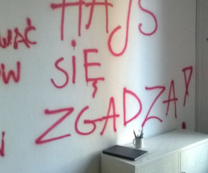 1PUBL_POMAZANE ŚCIANY W TEATRZE STUDIO