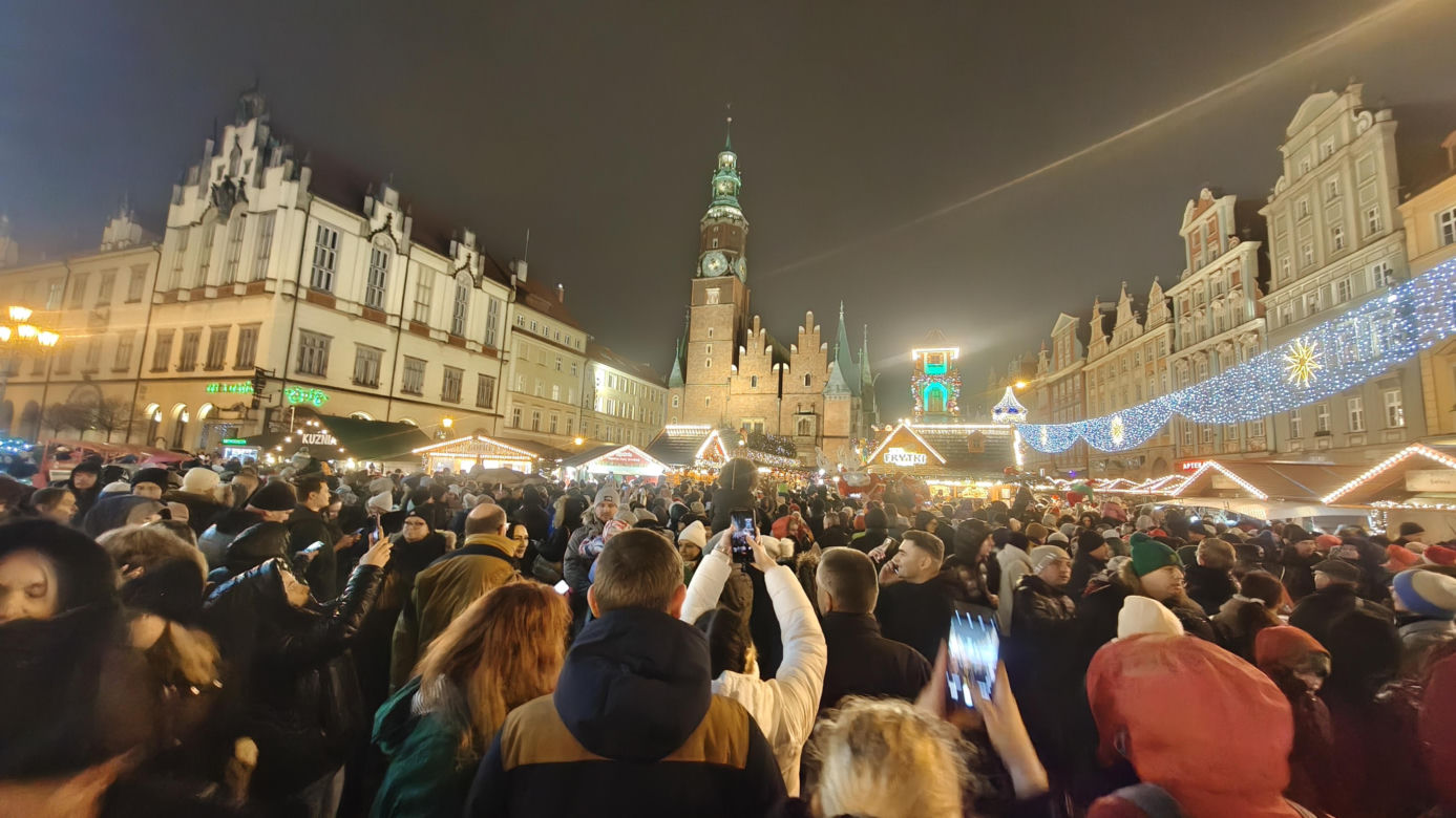 Największa choinka we Wrocławiu już rozświetlona! Tłumy powitały Świętego Mikołaja 