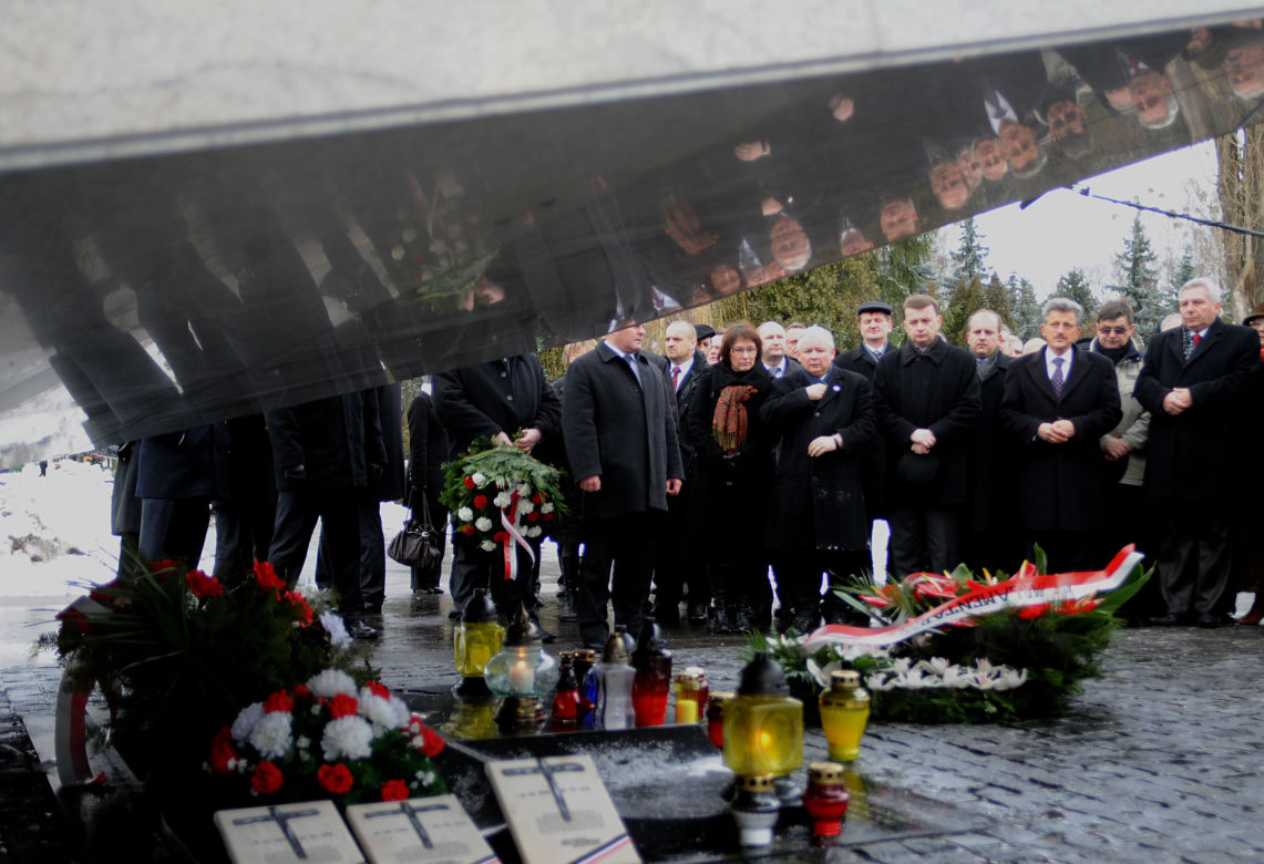 Jarosław Kaczyński na Powązkach składa kwiaty 8 miesięcy po katastrofie 