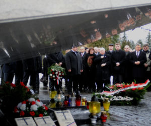 Jarosław Kaczyński na Powązkach składa kwiaty 8 miesięcy po katastrofie 
