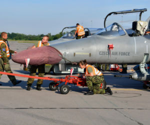 Czeskie samoloty L-159 nie dla Ukrainy. Polityczna burza w Pradze - premier kontra generał