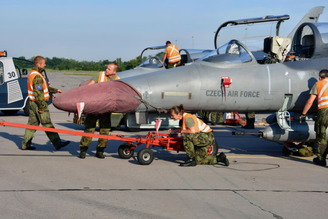 Czeskie samoloty L-159 nie dla Ukrainy. Polityczna burza w Pradze - premier kontra generał