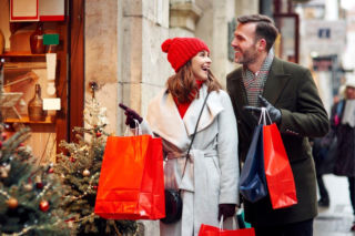 Tak zmieniamy świąteczne zwyczaje zakupowe. Ekspert wyjaśnia, dlaczego internet przegrywa ze sklepami stacjonarnymi