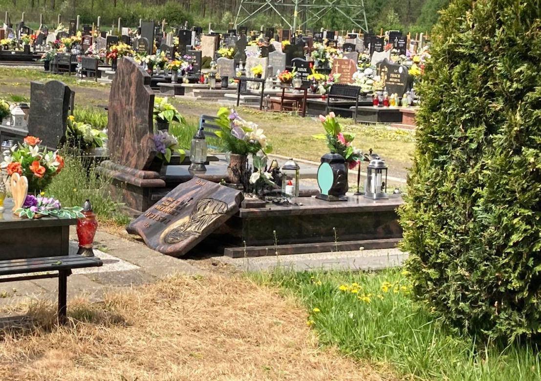 Szok! Kilkadziesiąt zdewastowanych nagrobków na cmentarzu w Piekarach Śląskich 