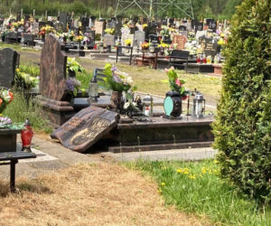 Szok! Kilkadziesiąt zdewastowanych nagrobków na cmentarzu w Piekarach Śląskich 