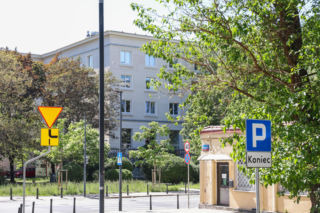 Warszawa dawniej i dziś. Kiedyś stał tu luksusowy gmach i tętniło życie. Niezwykłe losy kamienicy przy Nowolipiu 64