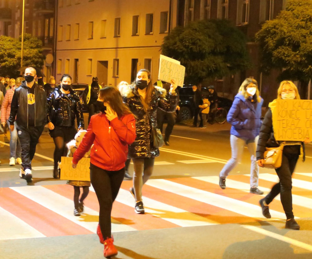 Kalisz: manifestacja na głównych ulicach miasta i pod kurią