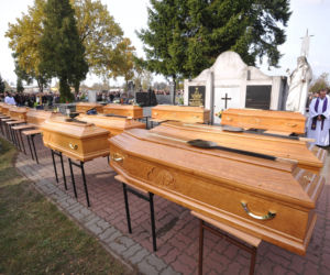 Drzewica: Pogrzeb 18. ofiar wypadku busa pod Nowym Miastem n. Pilicą 